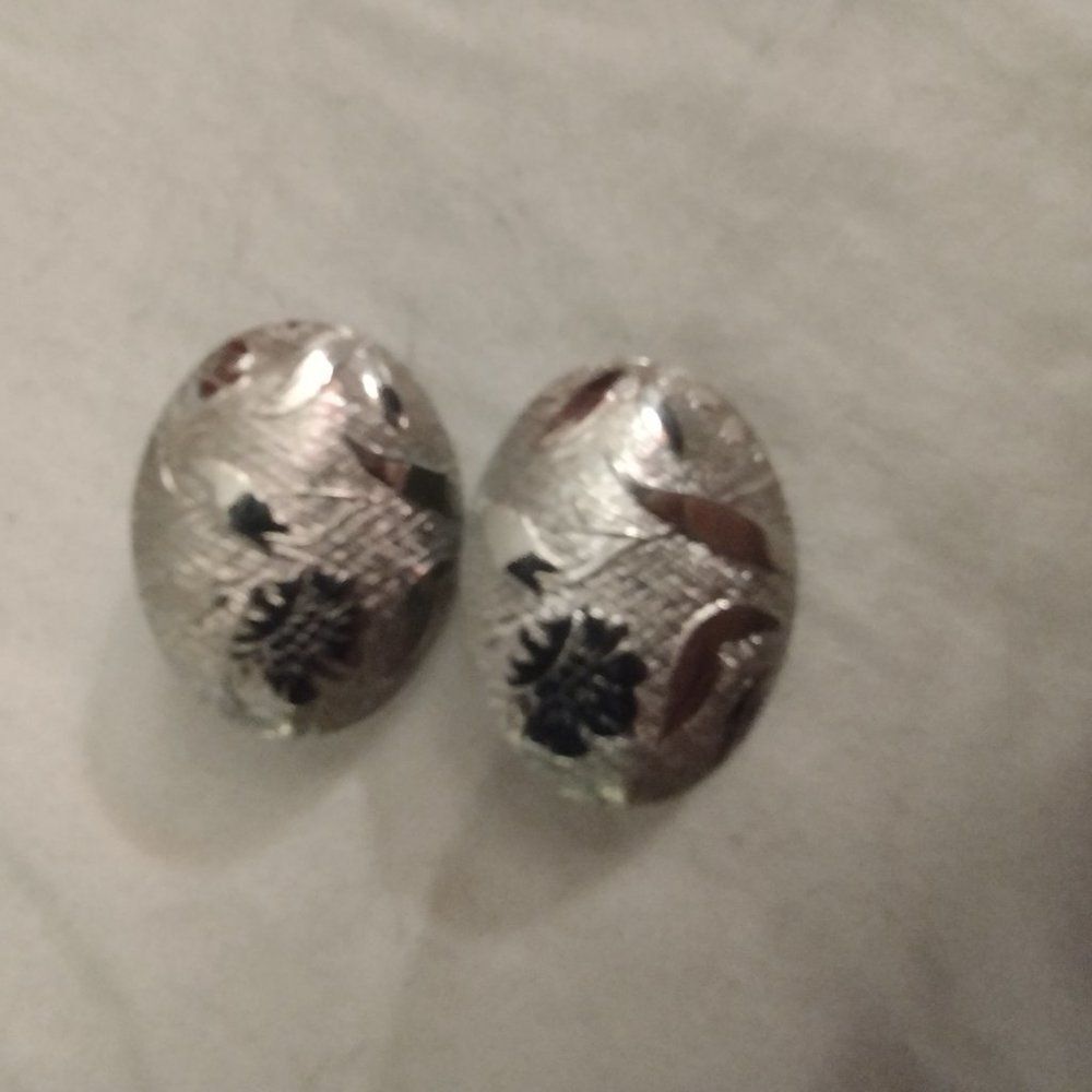 silver round floral oval engraved stud earrings vintage retro pinup mod cute